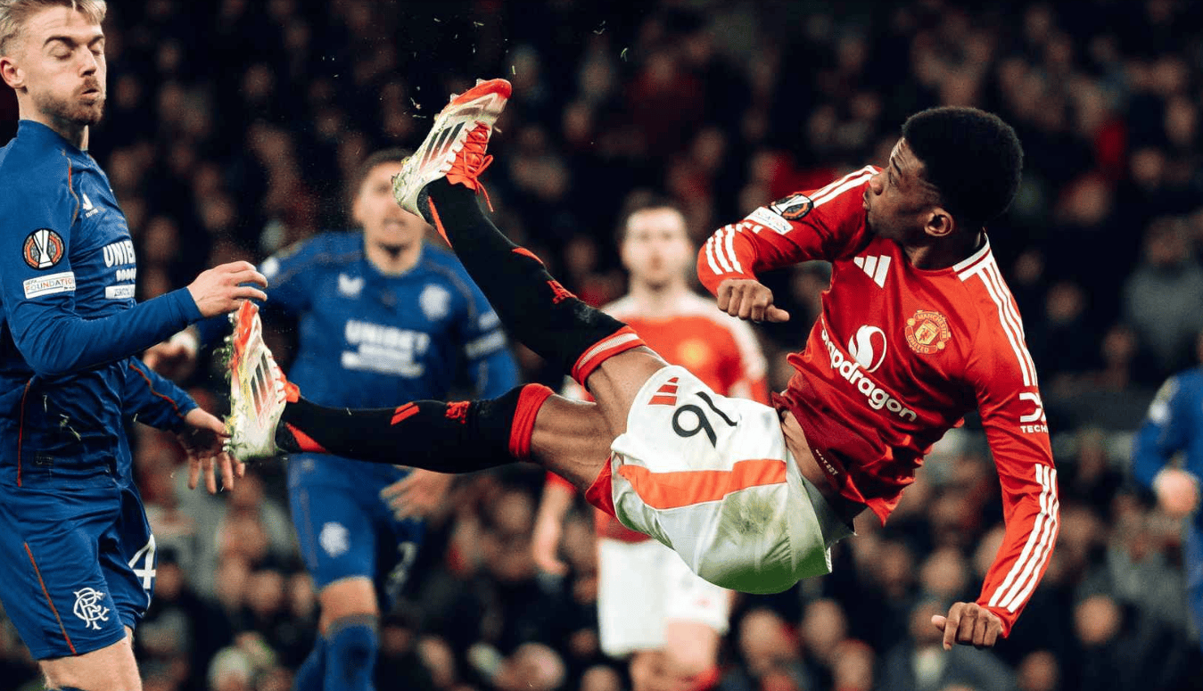 曼联遭遇乌龙失球,愈发背水一战 曼联遭遇乌龙失球,愈发背水一战