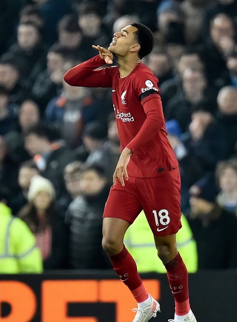 曼联队热血奋战,英超球队气势如虹 曼联队热血奋战,英超球队气势如虹