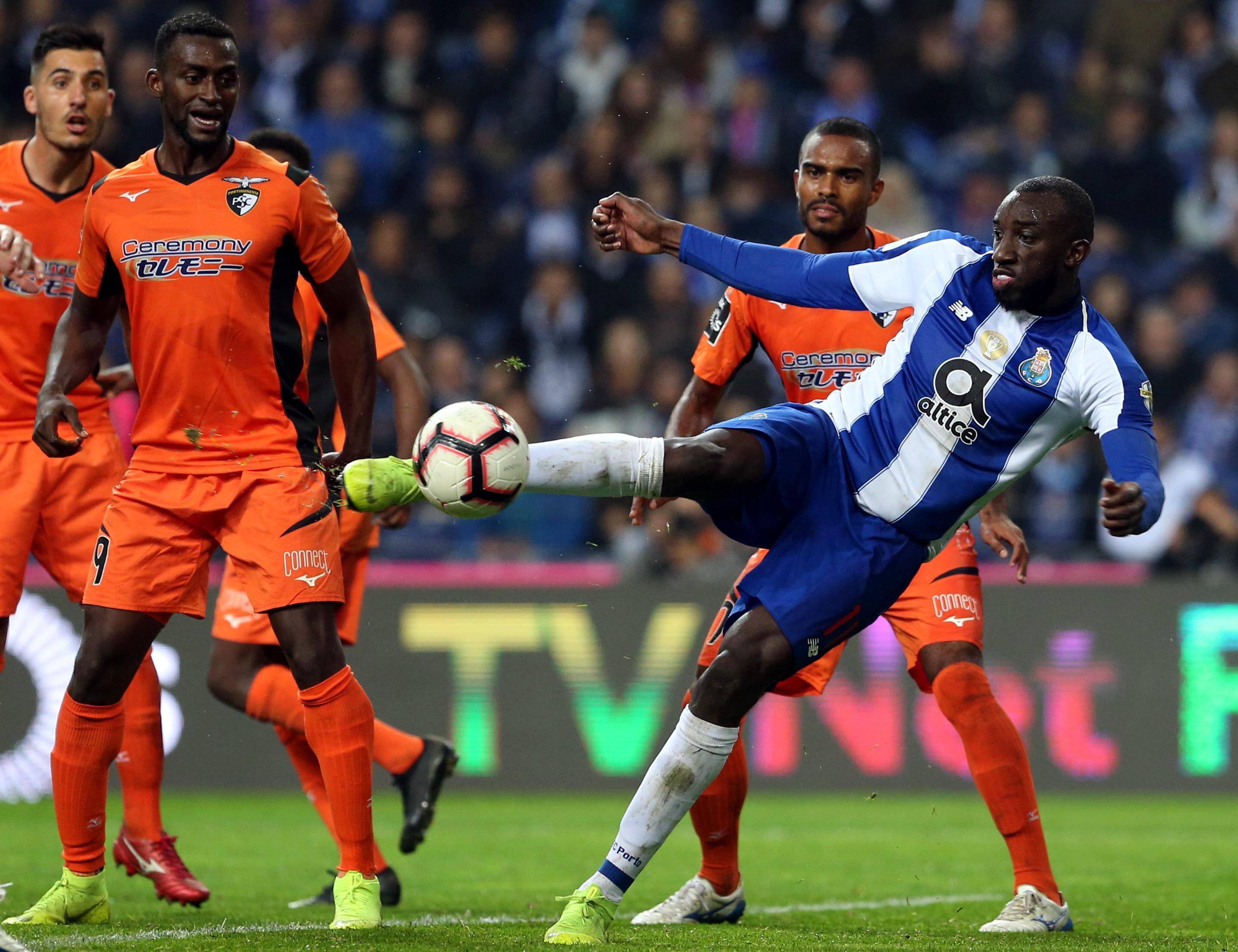 赛事竞争激烈,顶级球队全力以赴 赛事竞争激烈,顶级球队全力以赴