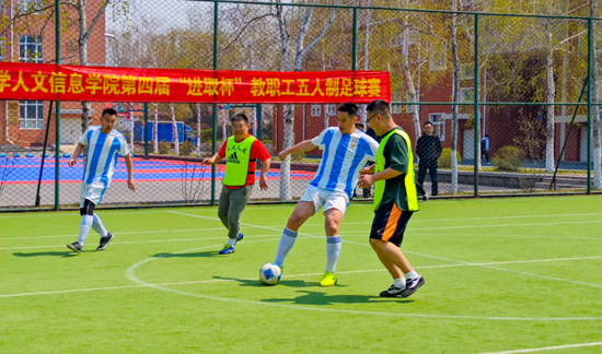 足球场上风起云涌,球员奋勇拼搏 足球场上风起云涌,球员奋勇拼搏