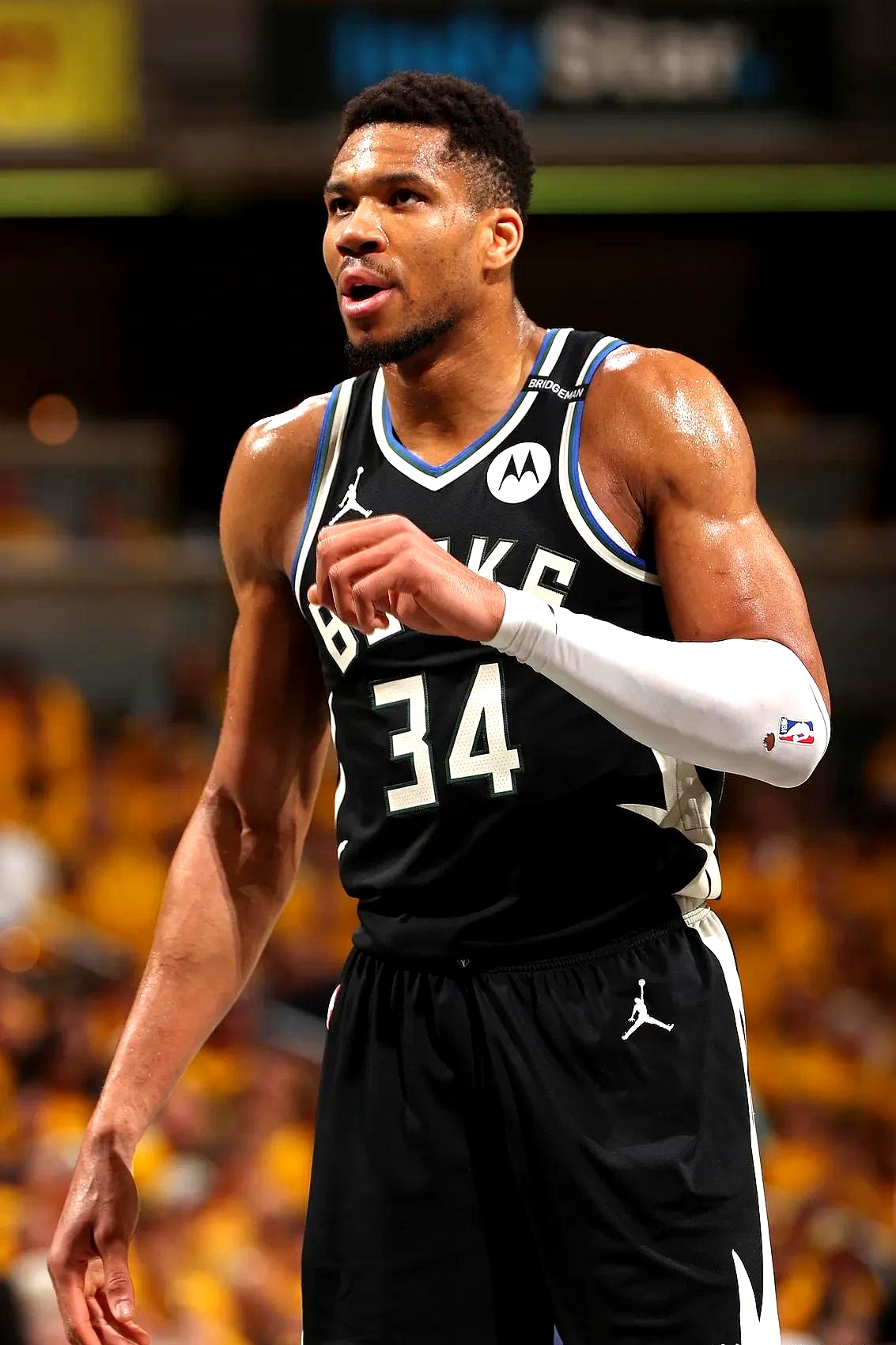 雄鹿艰难取胜奇才，字母哥砍下分