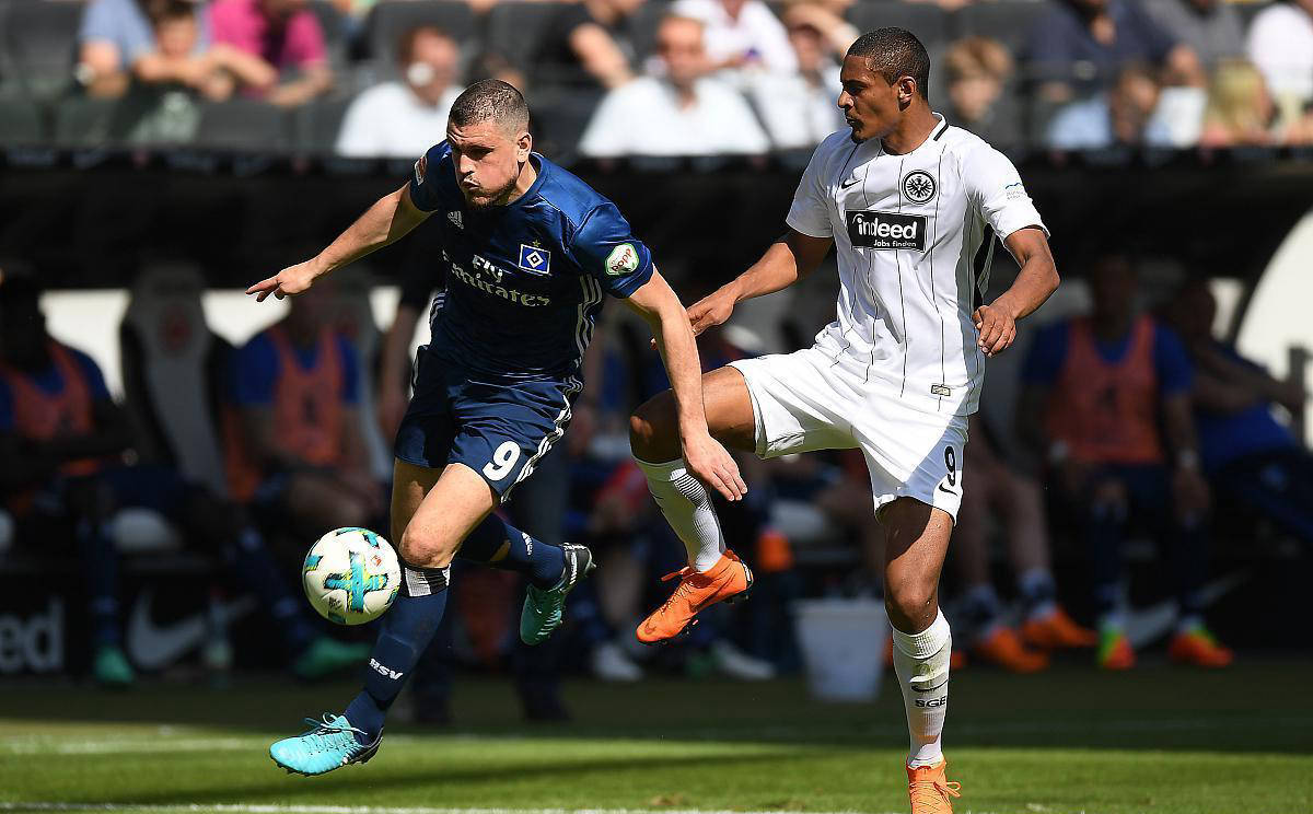 斯文顿客场战平,保持不败纪录 斯文顿客场战平,保持不败纪录