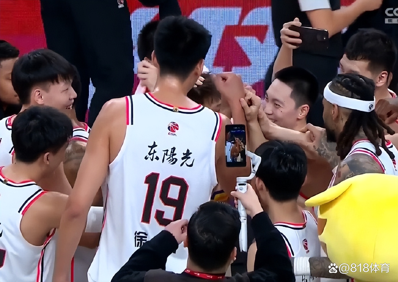 广东队领先优势明显,深圳队难以抵挡对手攻势 广东队领先优势明显,深圳队难以抵挡对手攻势