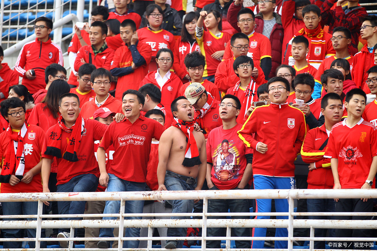 全队团结拼搏，球队获得胜利