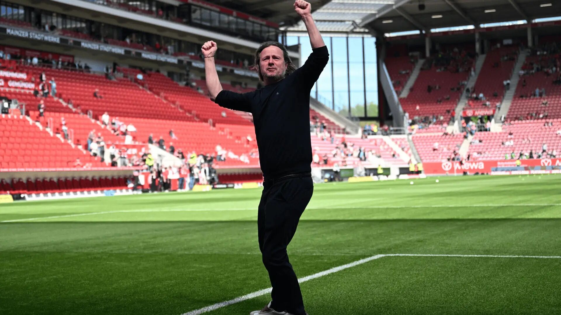 美因茨在比赛中展现强大实力,取得胜利 美因茨在比赛中展现强大实力,取得胜利