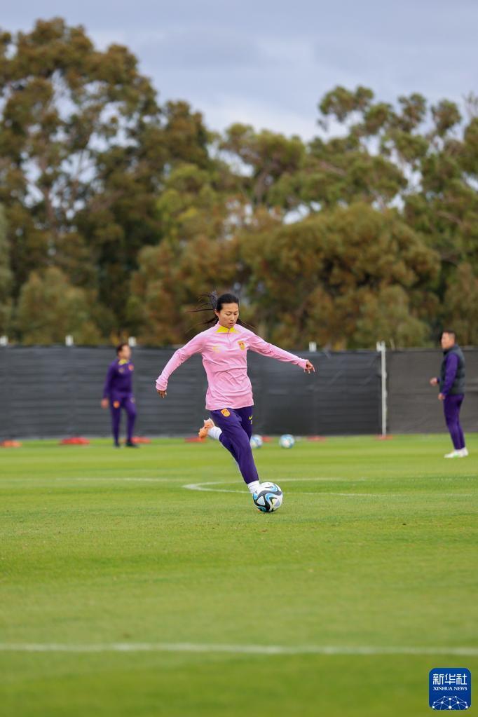 关于澳大利亚女足在备战期间进行紧张训练，力求最佳状态的信息