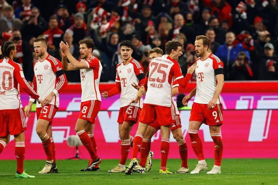 拜仁防线严密,成功挡住对手猛攻 拜仁防线严密,成功挡住对手猛攻